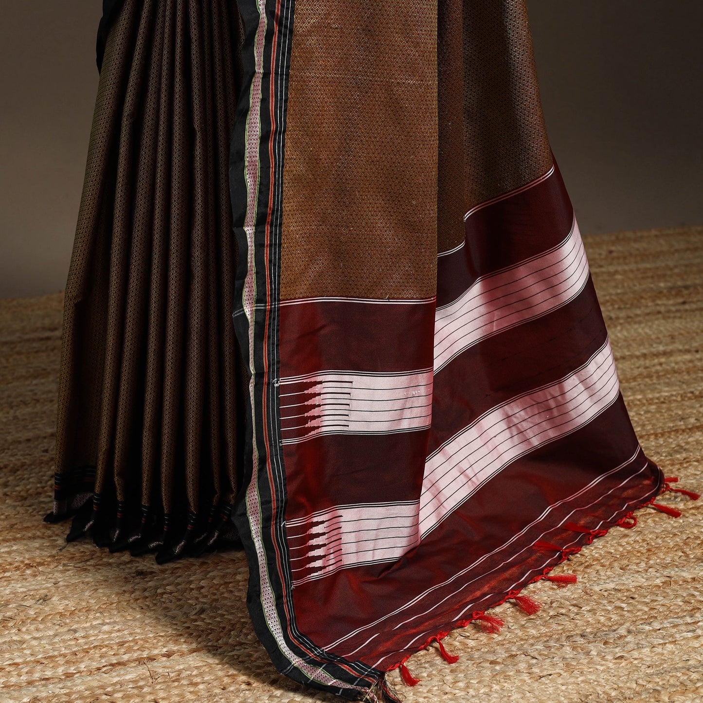 Cotton khun saree with chikki paras border 13 - handcrafted