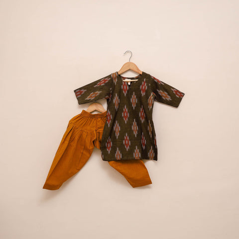 Girls pochampally ikat pure cotton kurta set (2-6 years) 01