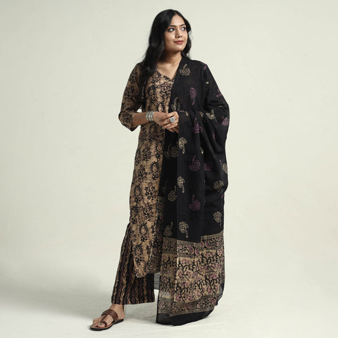 Buy Hand Batik Printed Cotton Kurta with Palazzo & Dupatta Set Online at iTokri.com