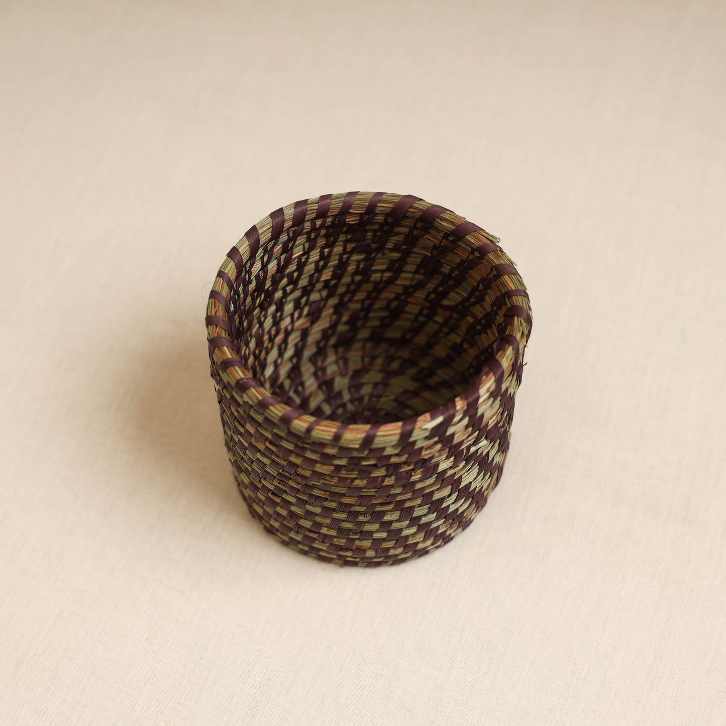 Brown - handcrafted eco-friendly sabai grass pen stand 01