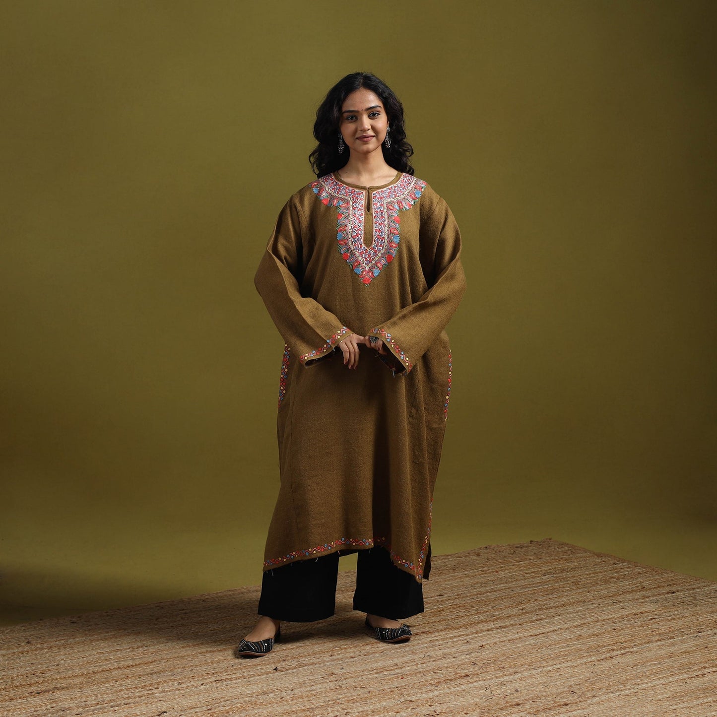 Handwoven aari hand embroidered kashmiri merino wool pheran