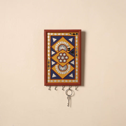 Kutch mud mirror work lippan art key holder (9 x 6 in) 46