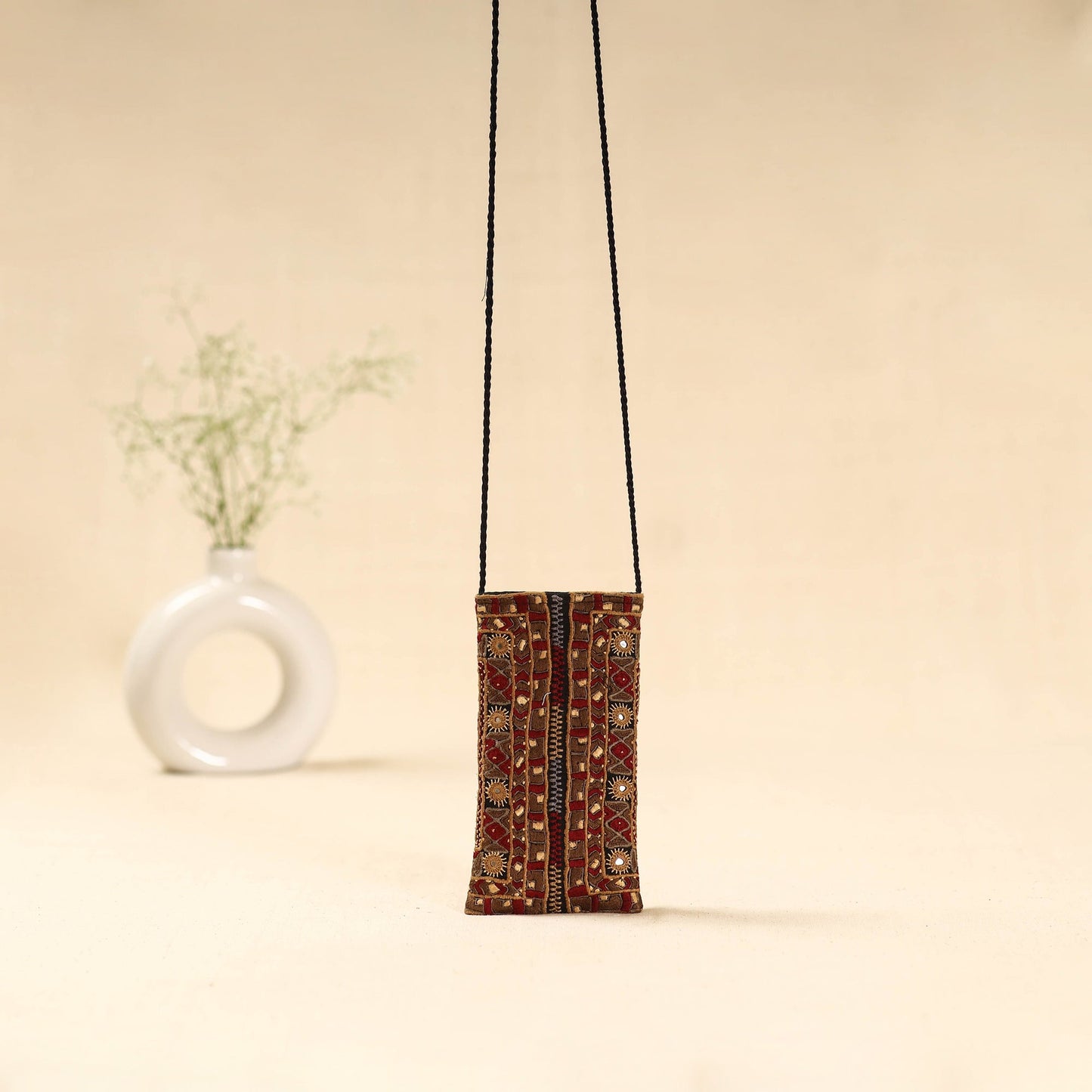 Kutch node hand embroidered sling dori mobile pouch 105