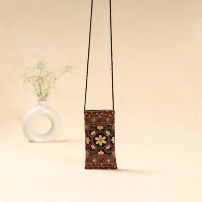Kutch node hand embroidered sling dori mobile pouch 105