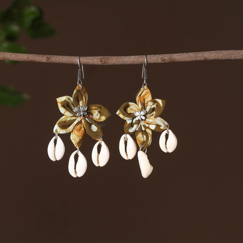 Brown - mishti fabart phool kali shell earrings