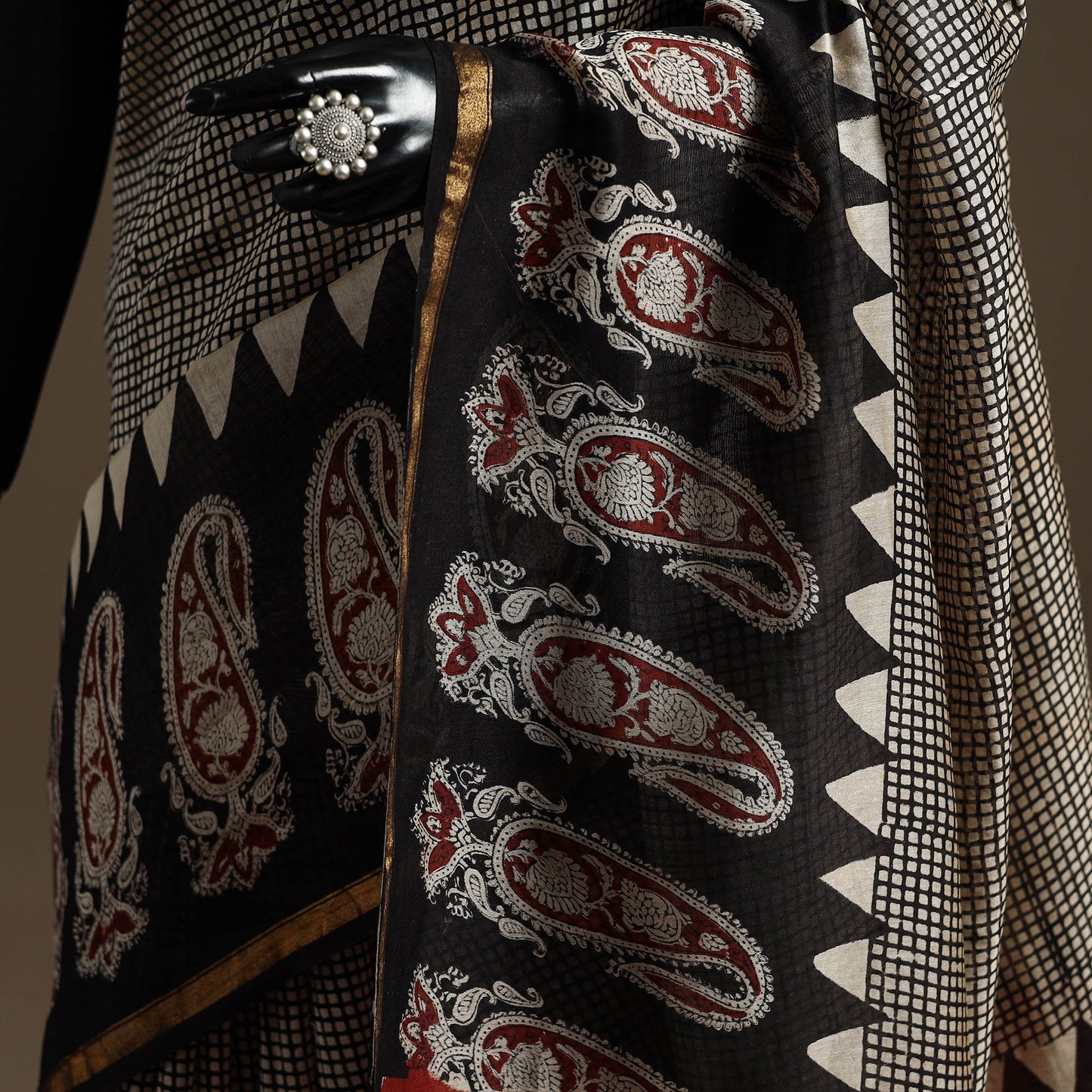 Chanderi silk hand bagru saree with zari border 10