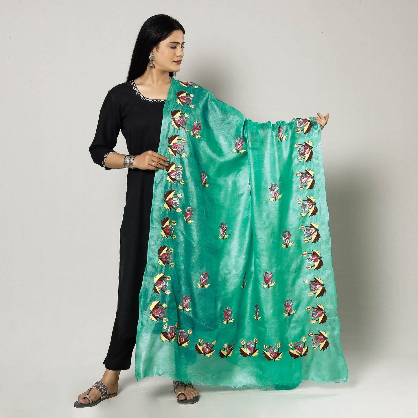 Buy Bengal Kantha Embroidery Tussar Silk Handloom Dupatta Online l iTokri.com