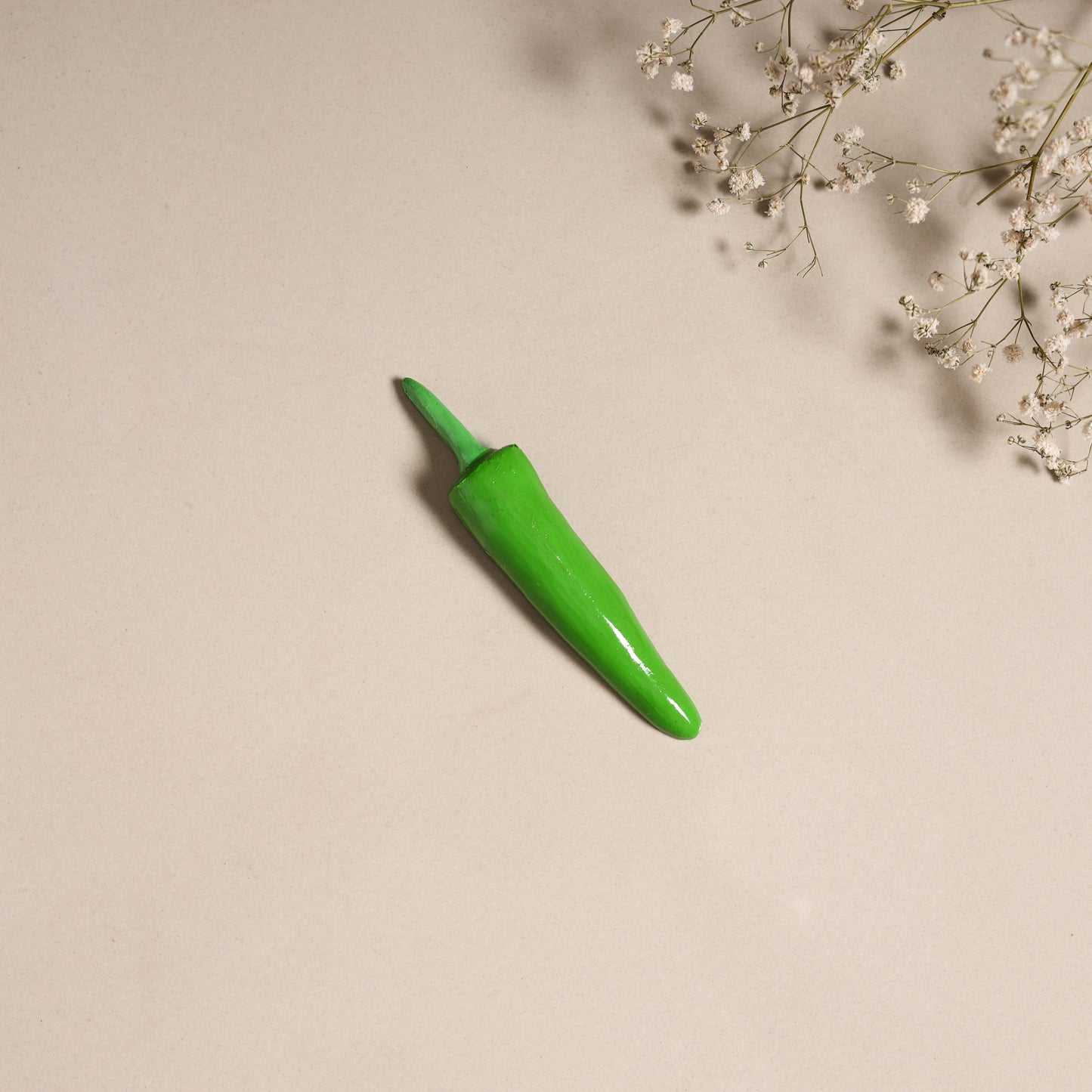 Green chilli - handpainted terracotta magnet 01