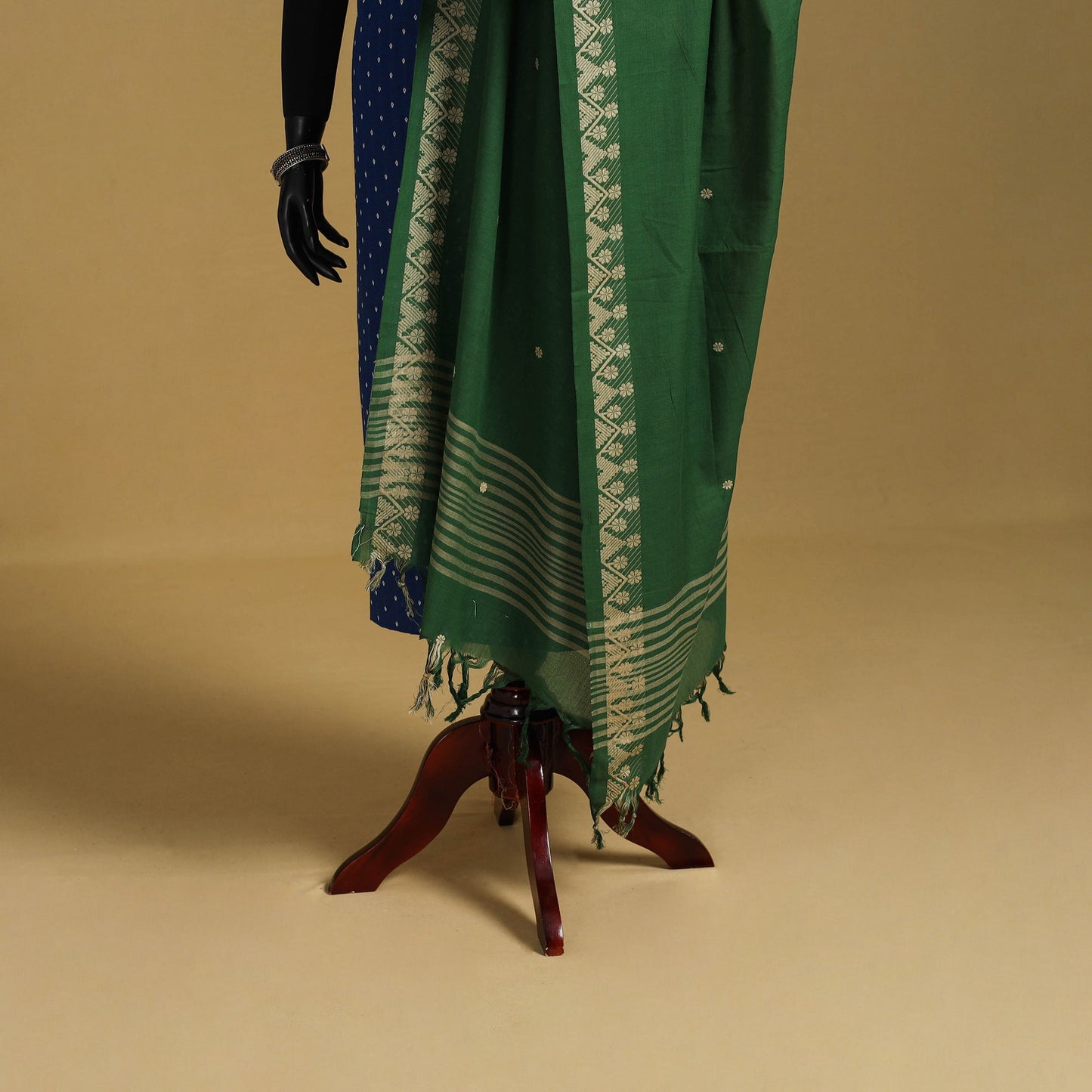 Green - cotton buti jacquard dupatta with thread border 16
