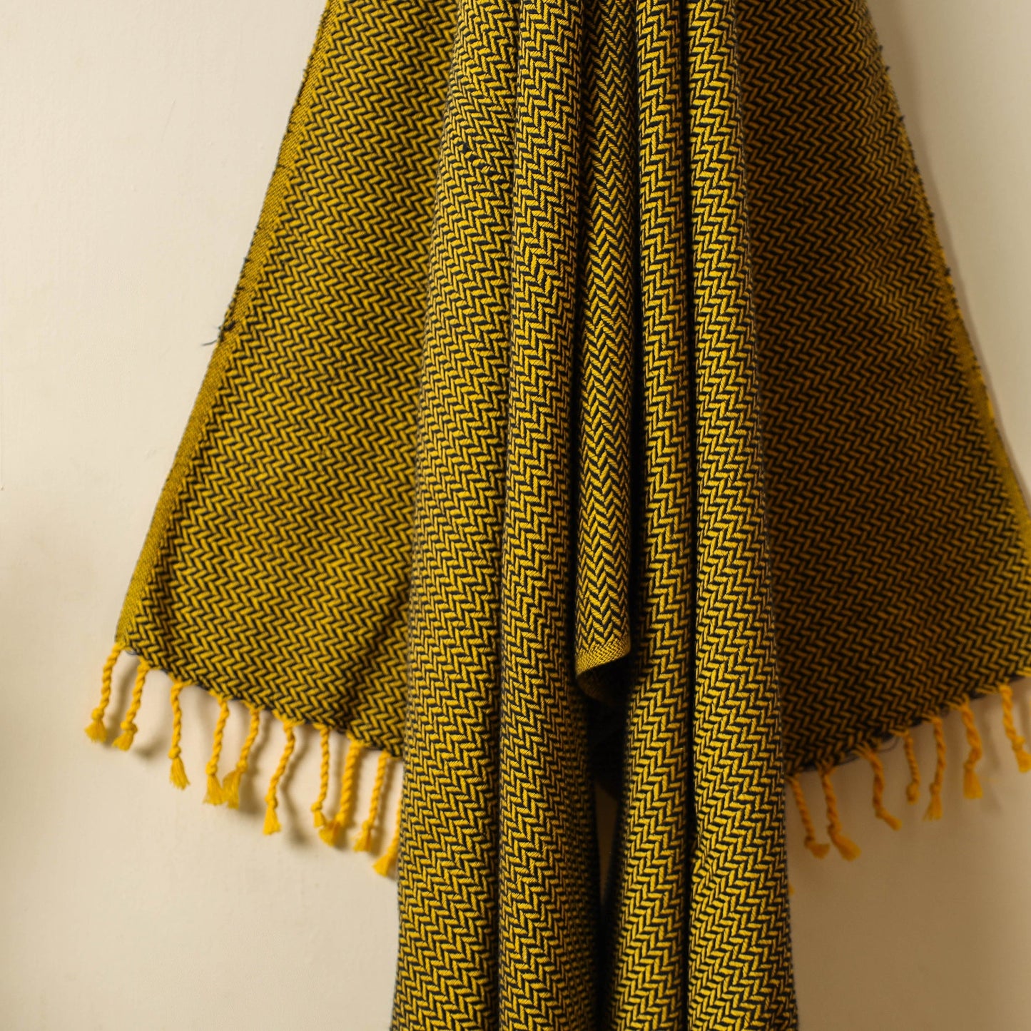 Buy Handloom Cotton Towel with Tassels from Bijnor by Nizam l iTokri.com