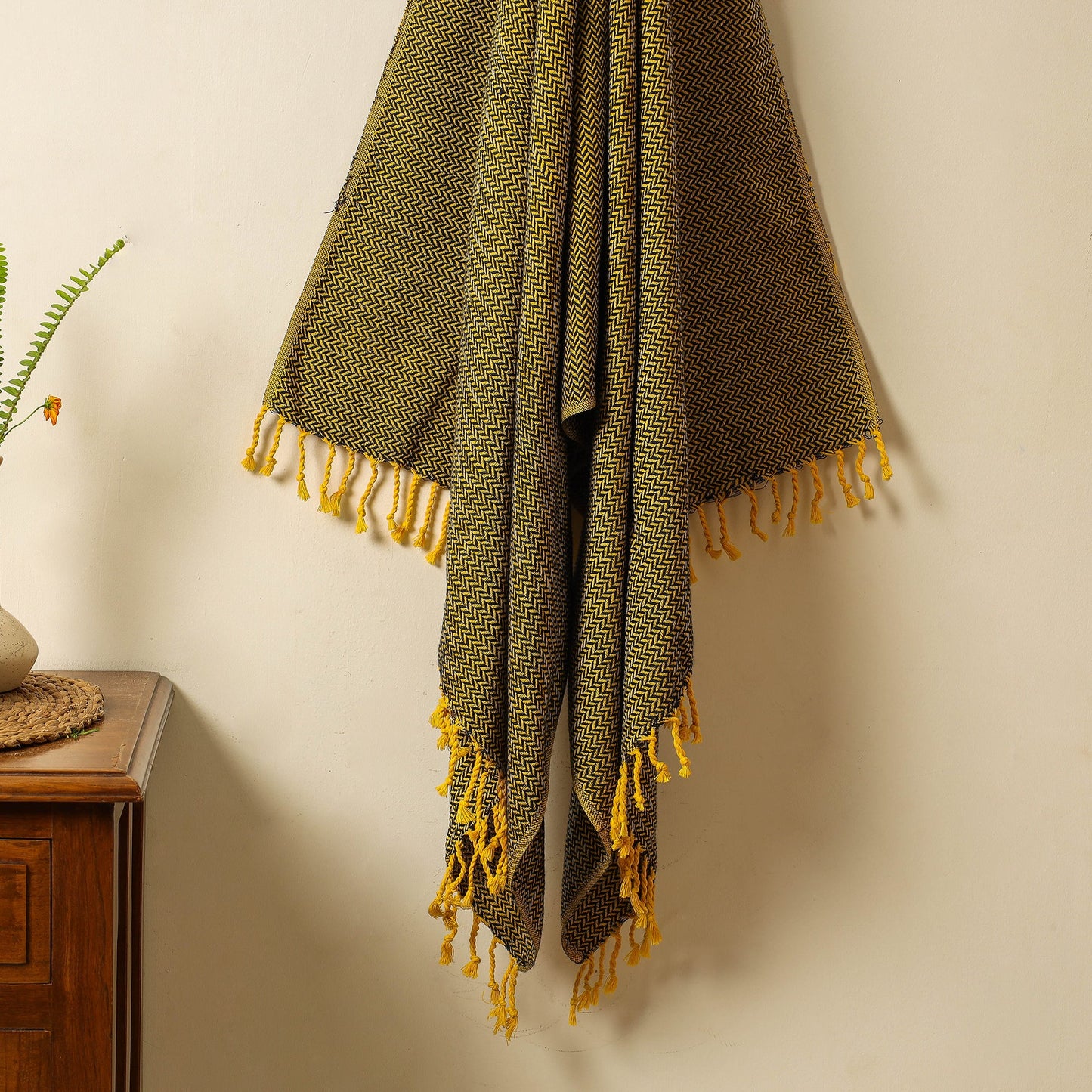 Buy Handloom Cotton Towel with Tassels from Bijnor by Nizam l iTokri.com