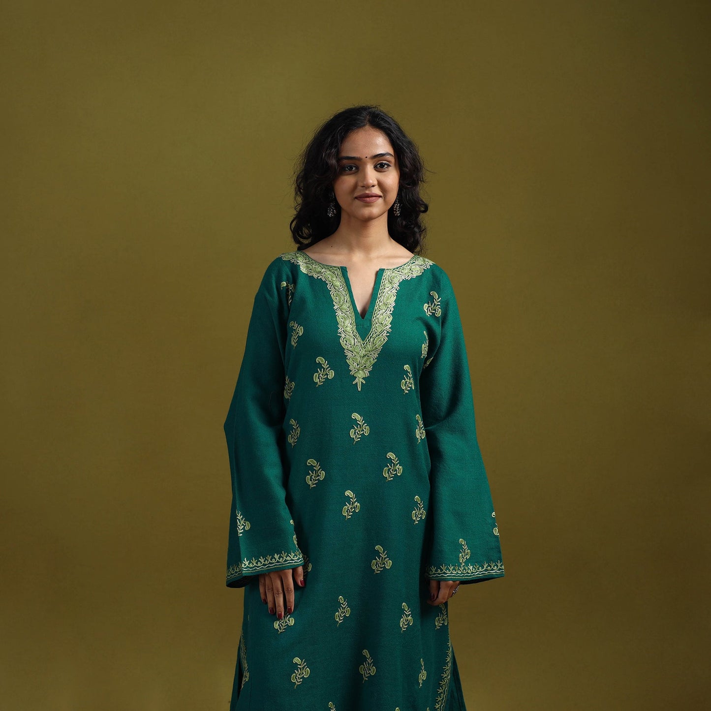 Handwoven aari hand embroidered kashmiri merino wool pheran