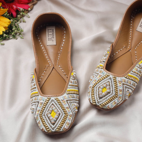 Green Handstitched Embroidered Jutti 