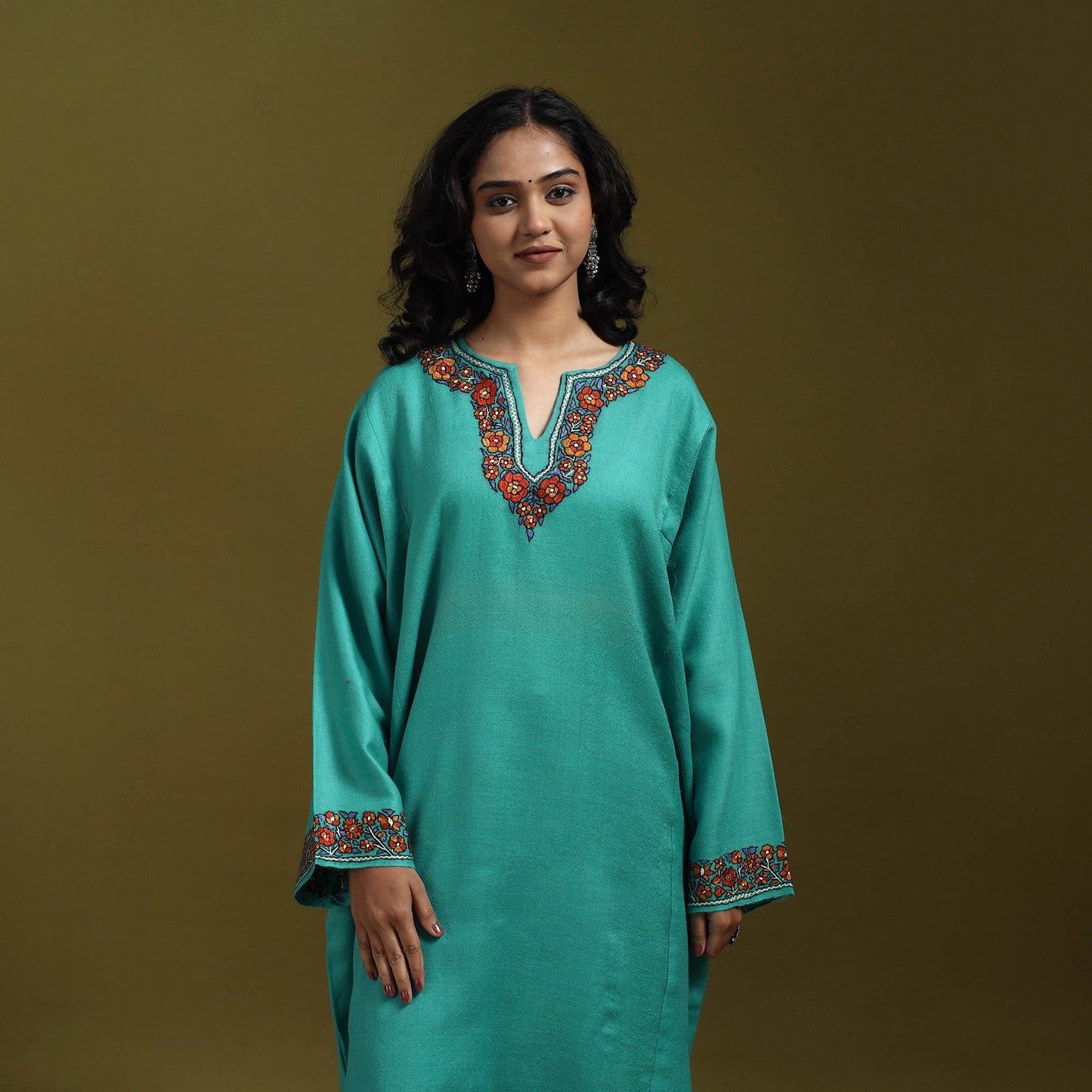 Sozni hand embroidered kashmiri merino wool pheran 23