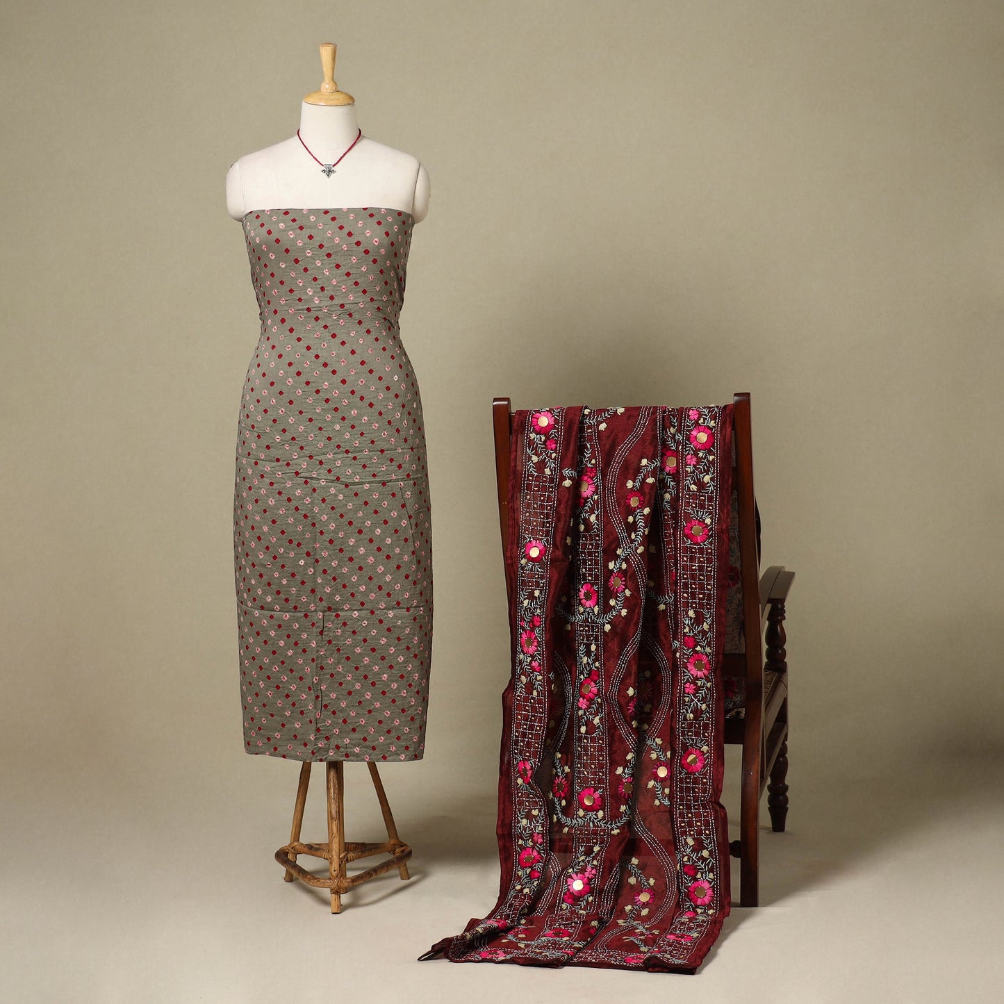 Grey 2pc Unstitched Bandhani Dress Material with Jewellery Set