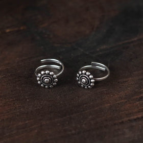 White - antique silver finish oxidised toe rings