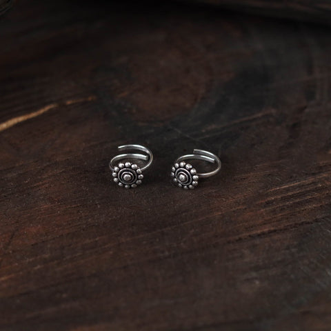 White - antique silver finish oxidised toe rings
