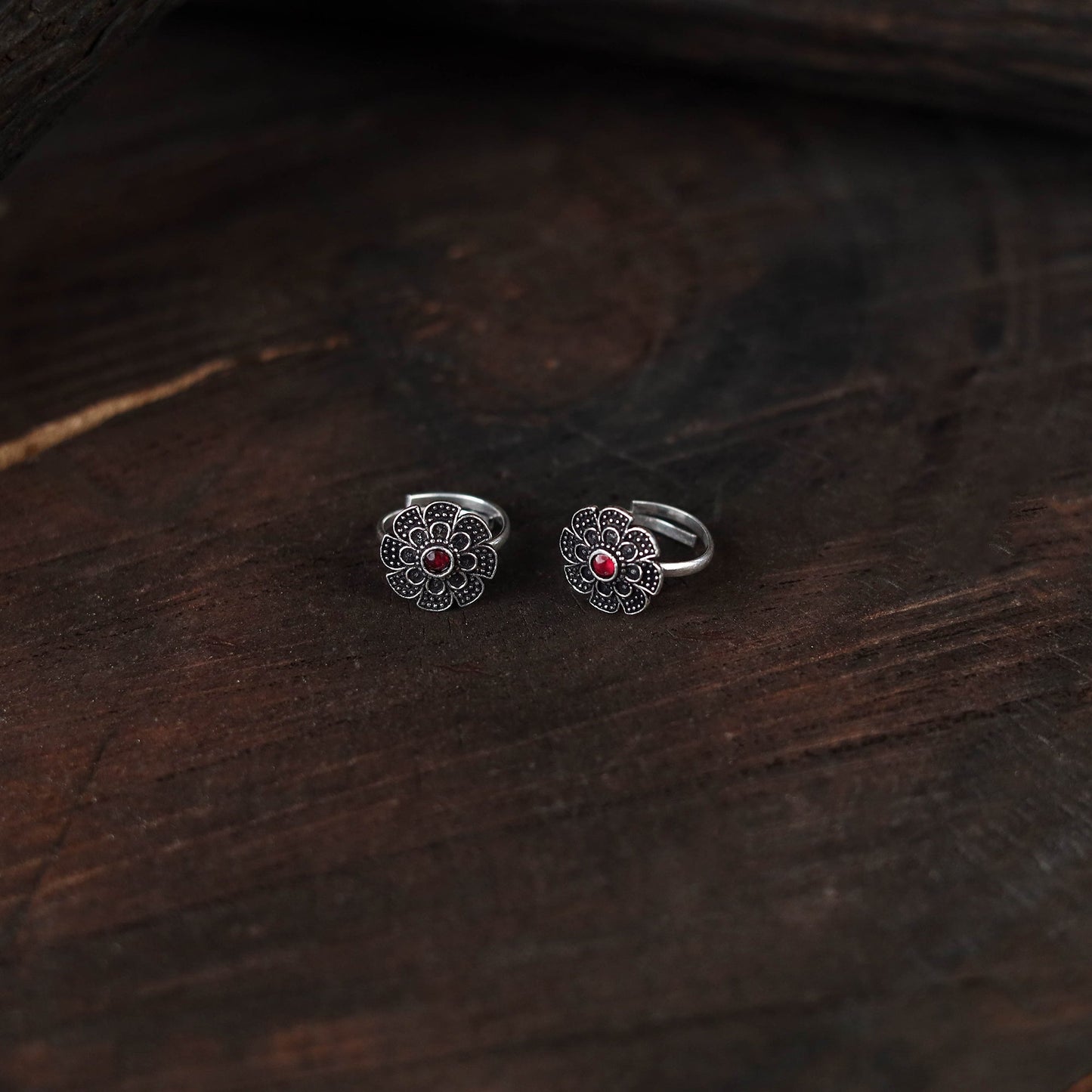 White - antique silver finish oxidised toe rings