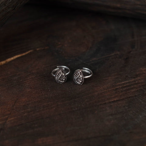 White - antique silver finish oxidised toe rings