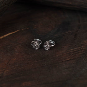 White - antique silver finish oxidised toe rings