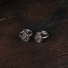 White - antique silver finish oxidised toe rings