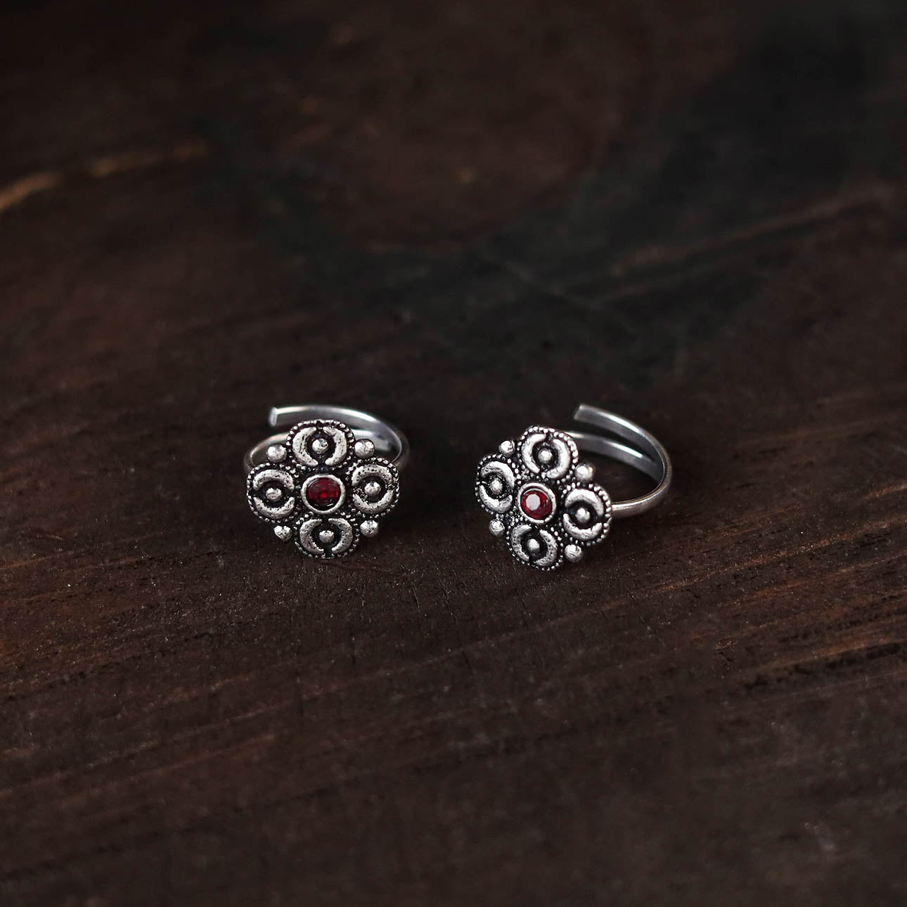 White - antique silver finish oxidised toe rings