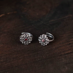 White - antique silver finish oxidised toe rings