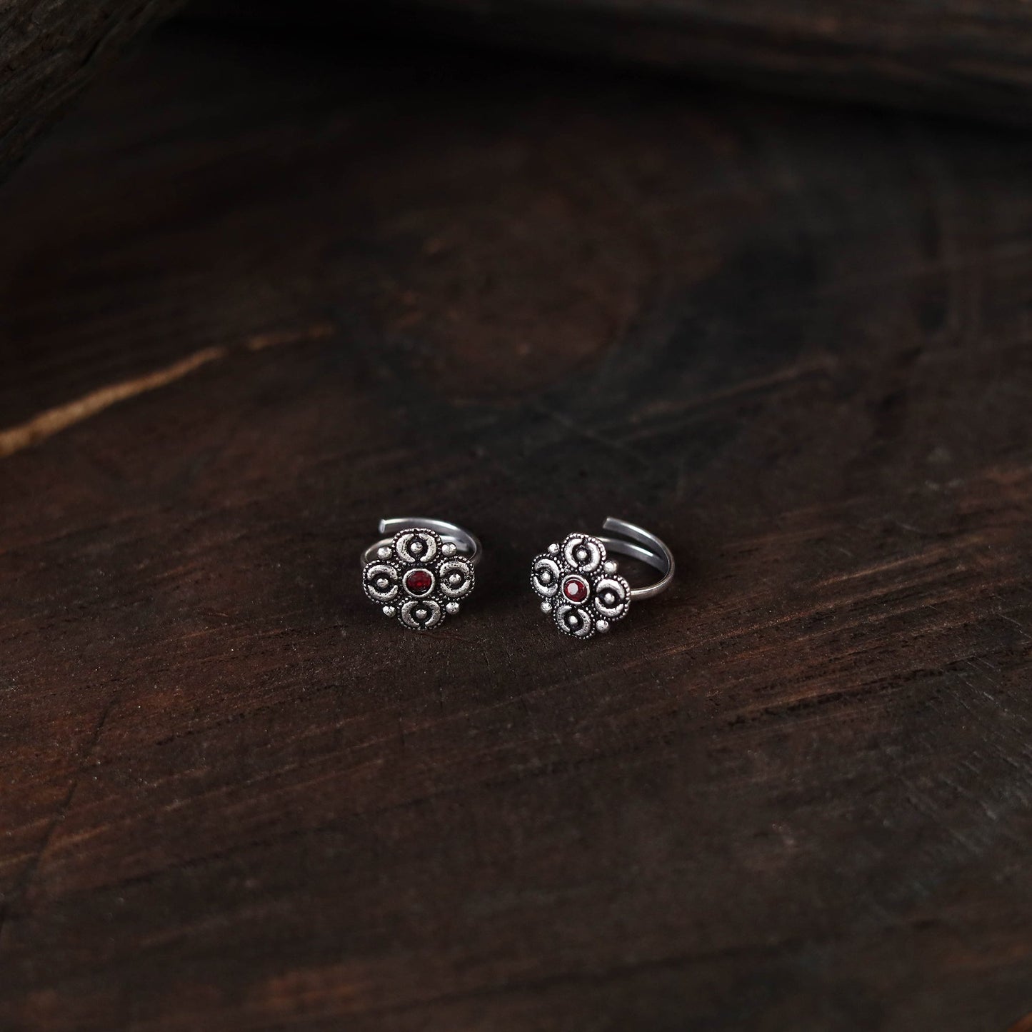 White - antique silver finish oxidised toe rings