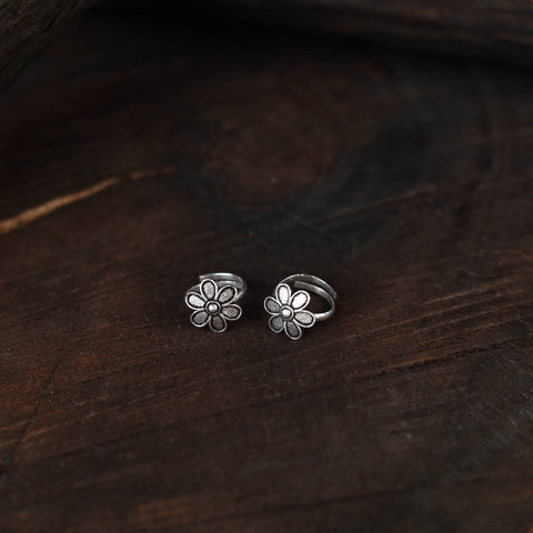 White - antique silver finish oxidised toe rings