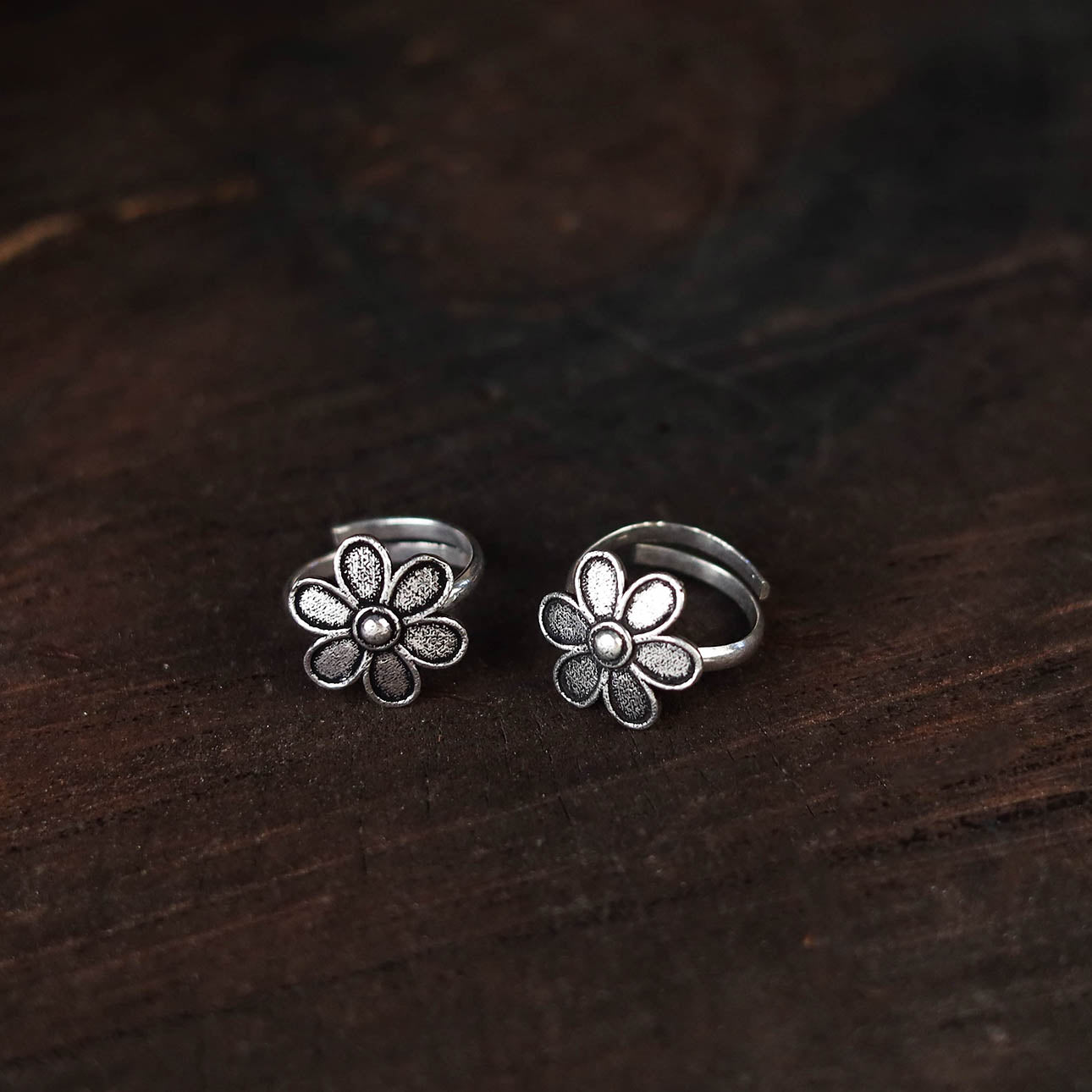 White - antique silver finish oxidised toe rings