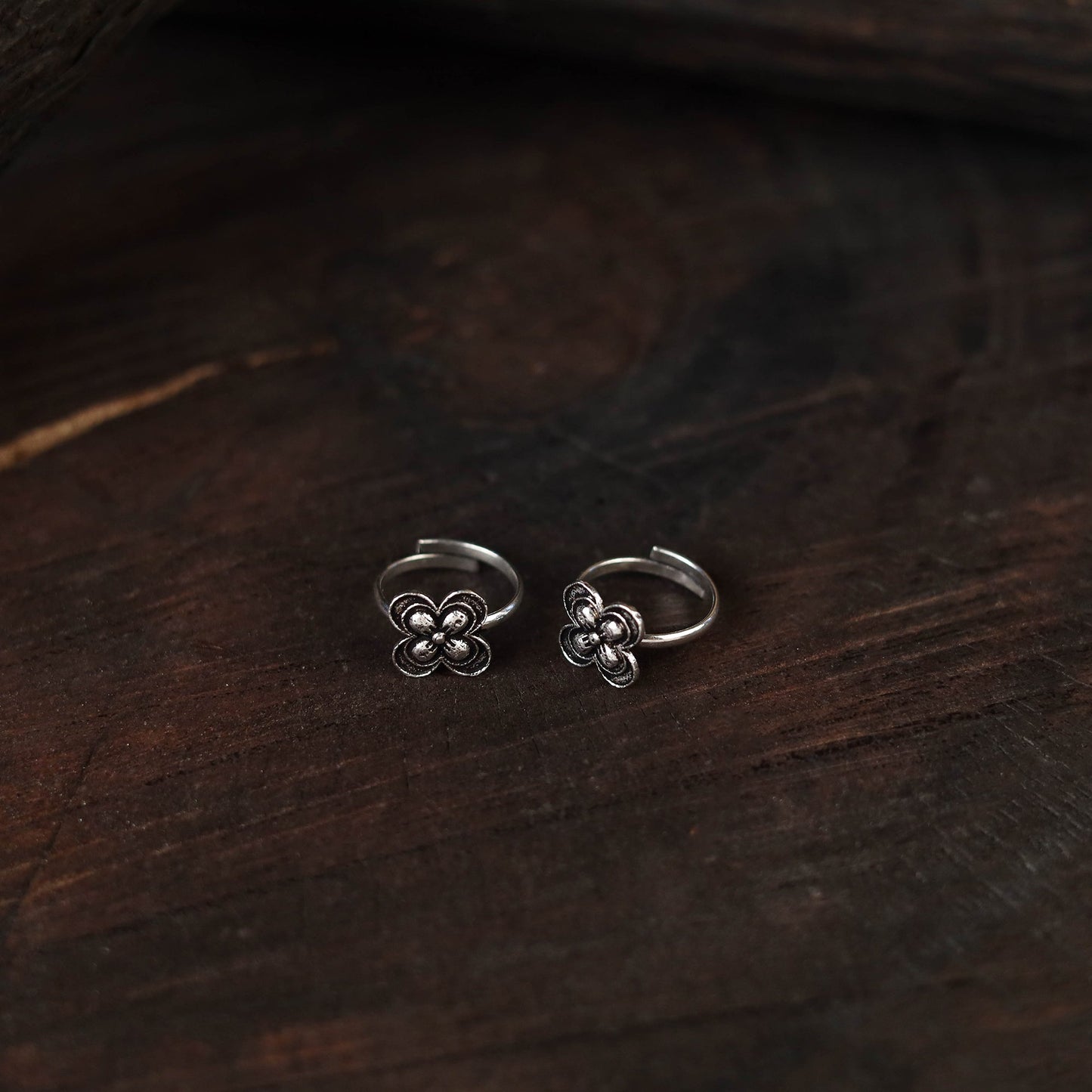 White - antique silver finish oxidised toe rings