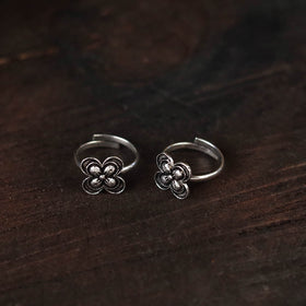 White - antique silver finish oxidised toe rings