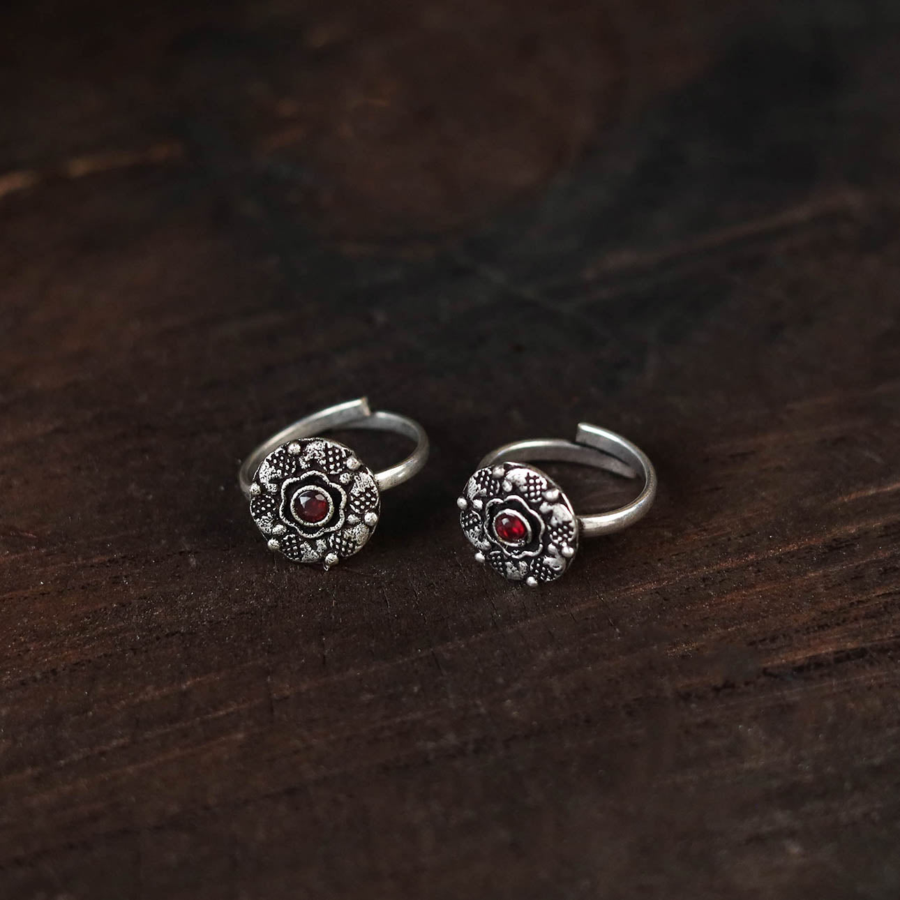 White - antique silver finish oxidised toe rings