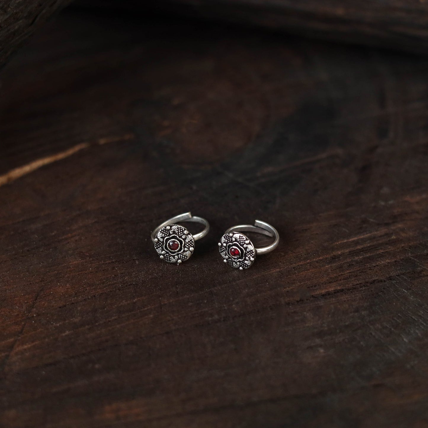 White - antique silver finish oxidised toe rings