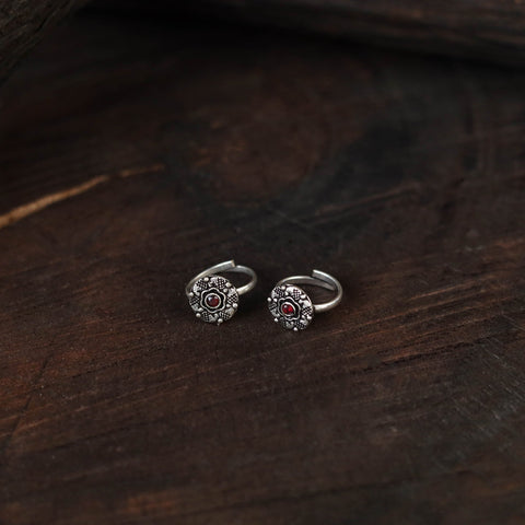 White - antique silver finish oxidised toe rings