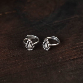 White - antique silver finish oxidised toe rings