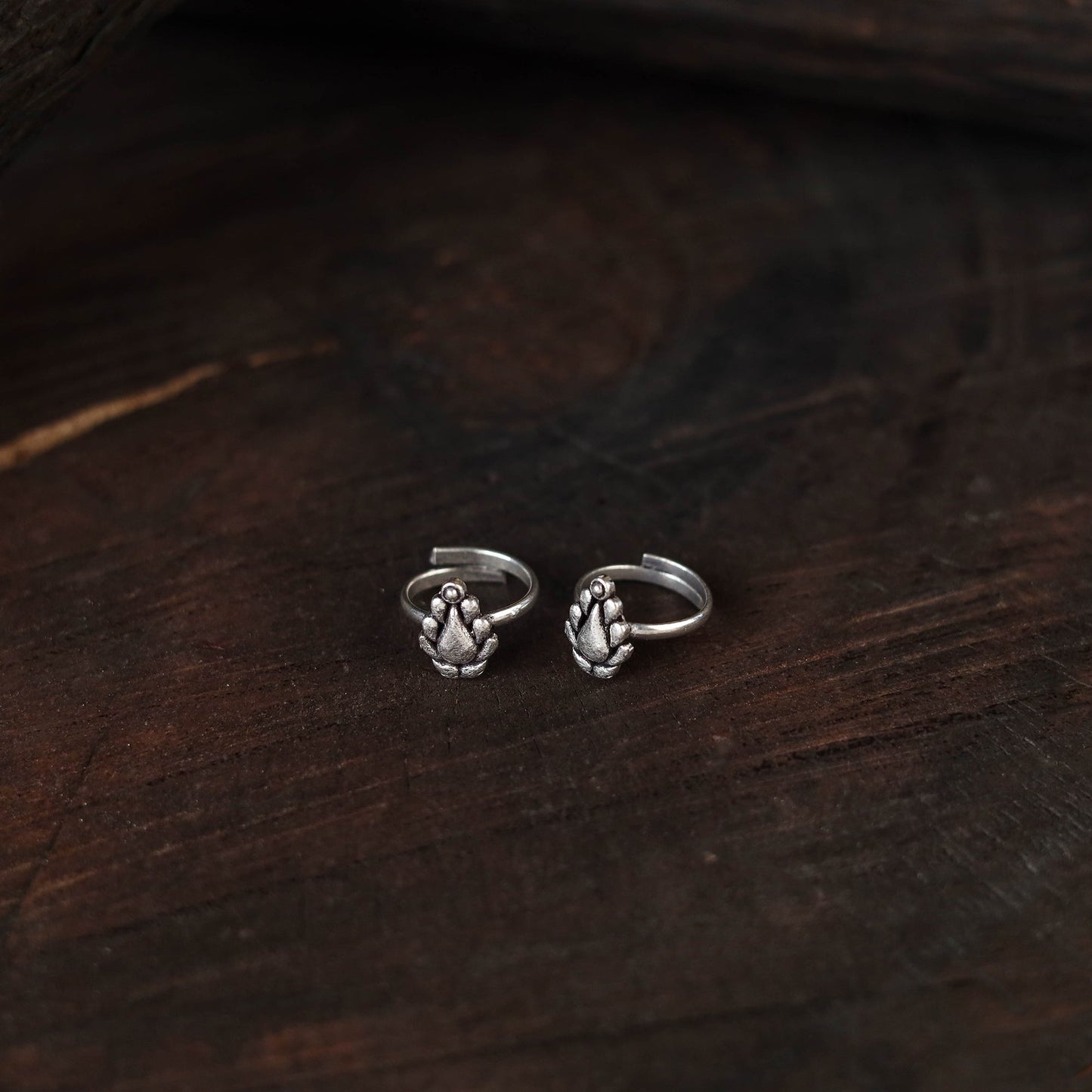 White - antique silver finish oxidised toe rings