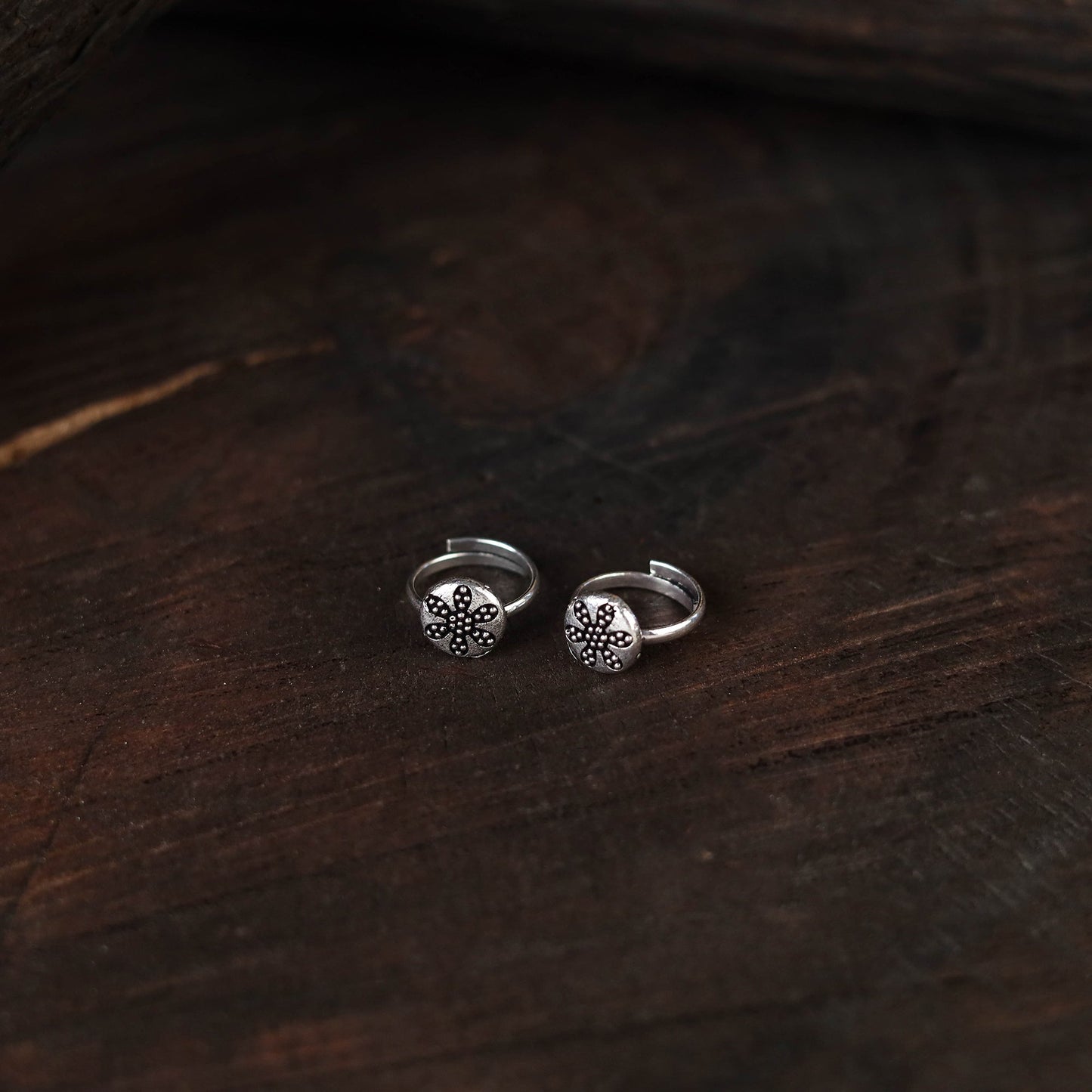 White - antique silver finish oxidised toe rings