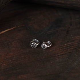 White - antique silver finish oxidised toe rings