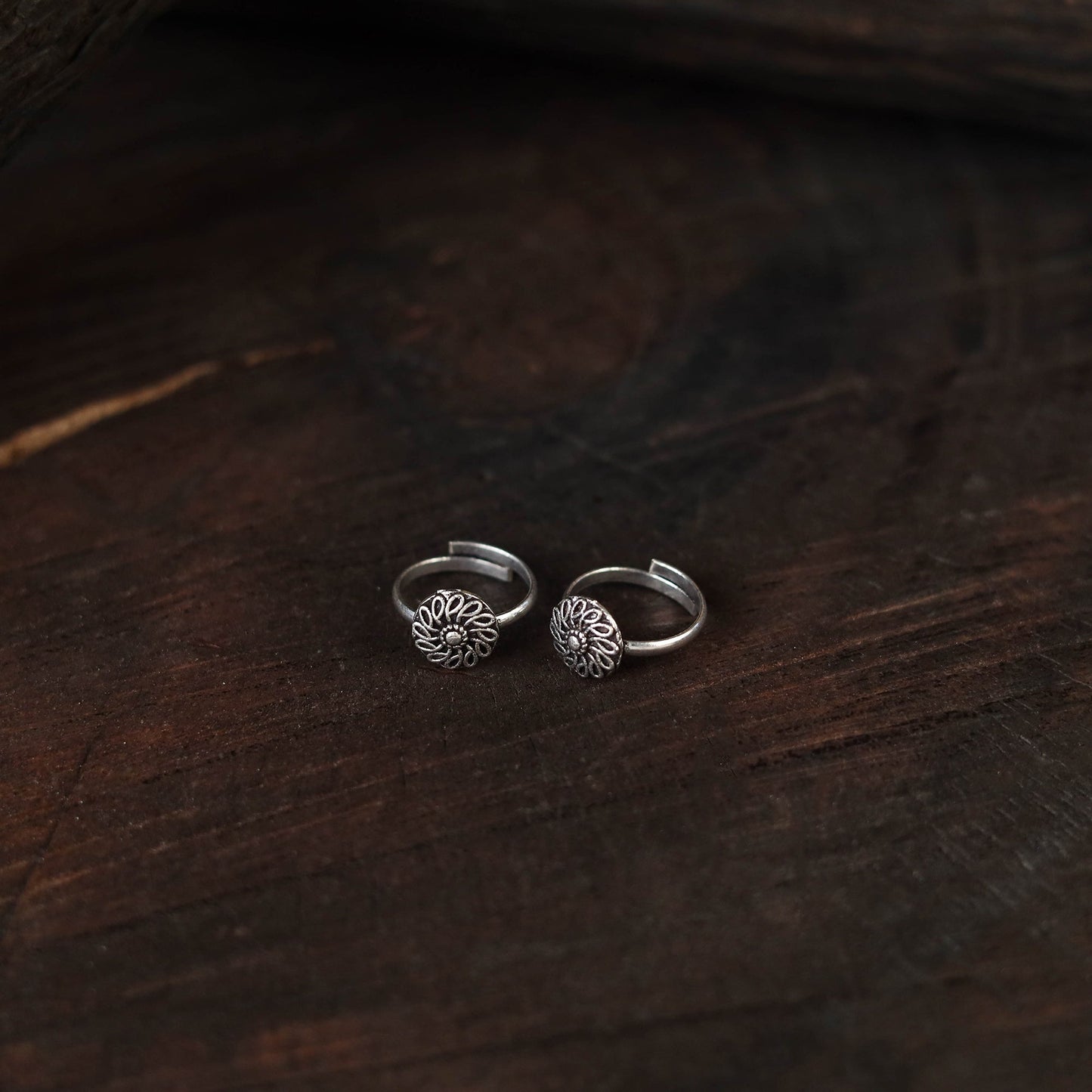 White - antique silver finish oxidised toe rings