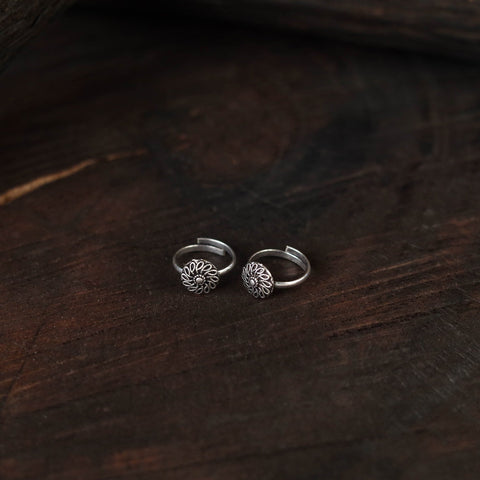 White - antique silver finish oxidised toe rings