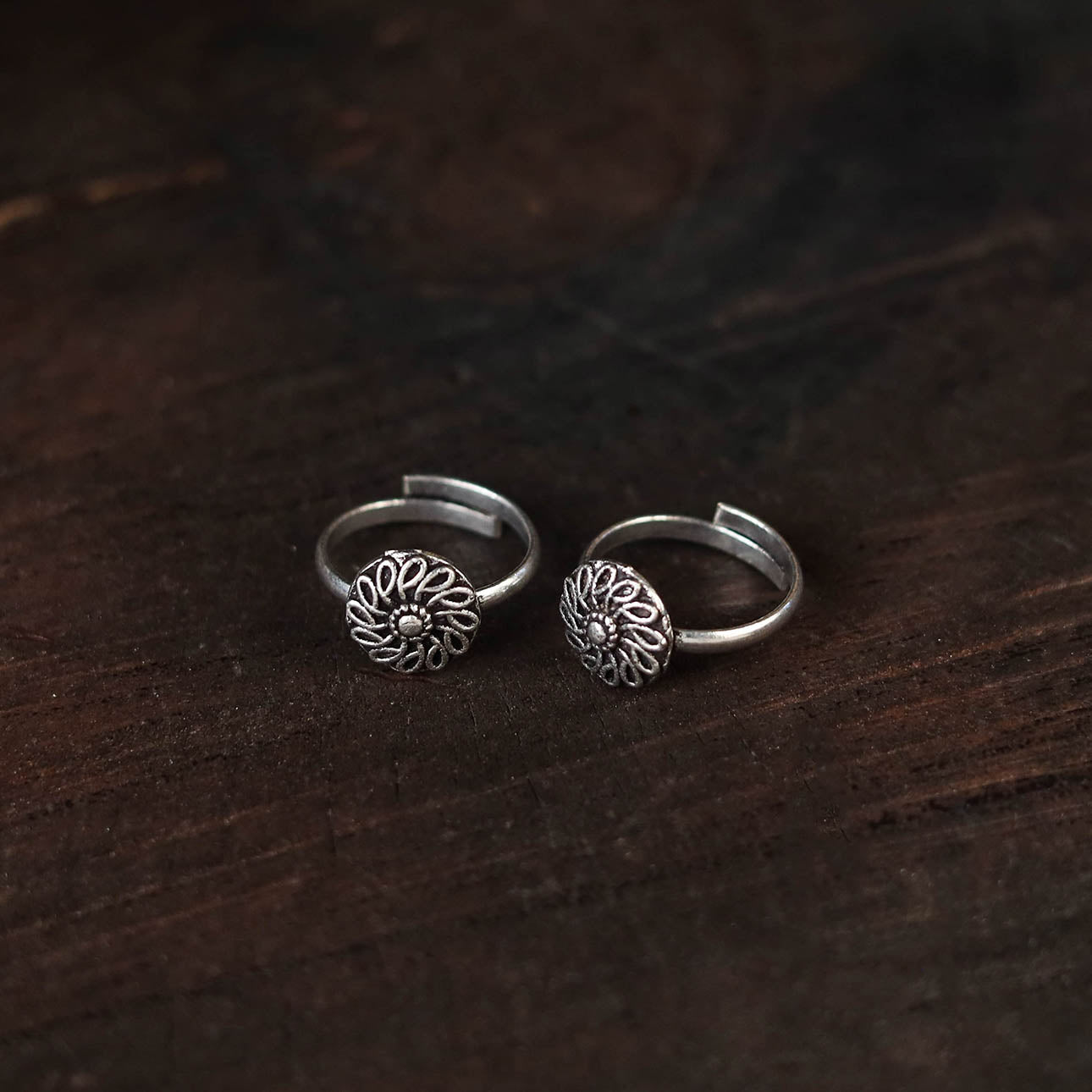 White - antique silver finish oxidised toe rings