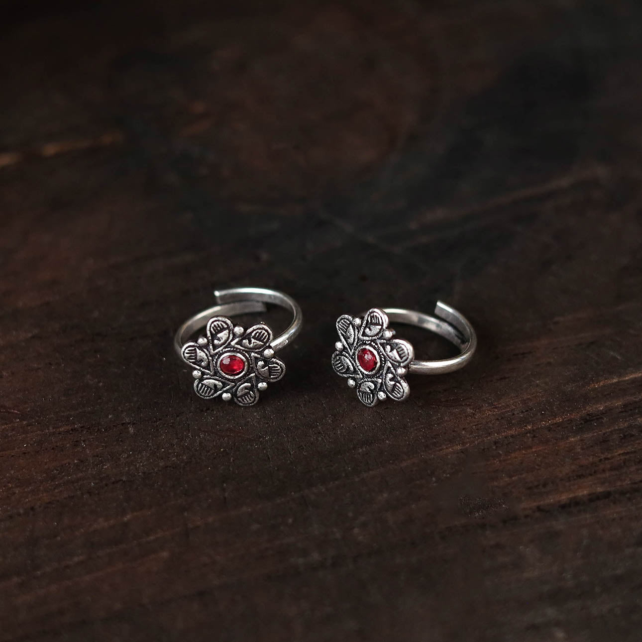 White - antique silver finish oxidised toe rings