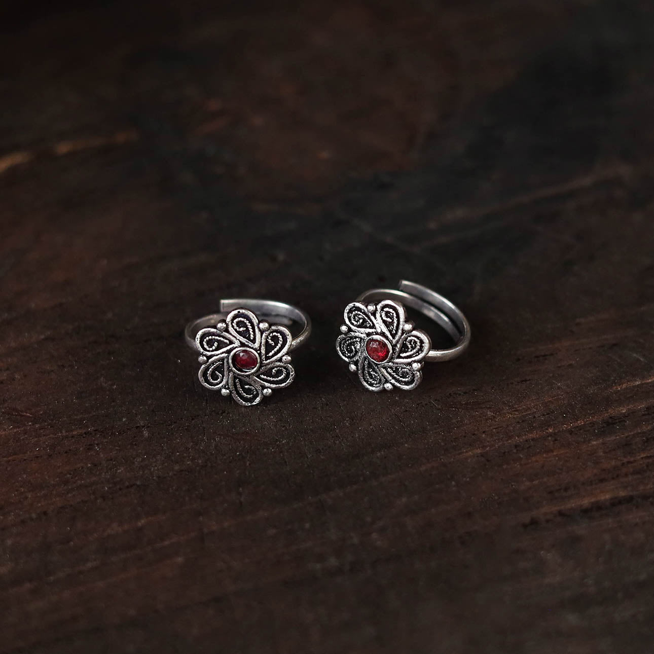 White - antique silver finish oxidised toe rings