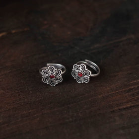 White - antique silver finish oxidised toe rings