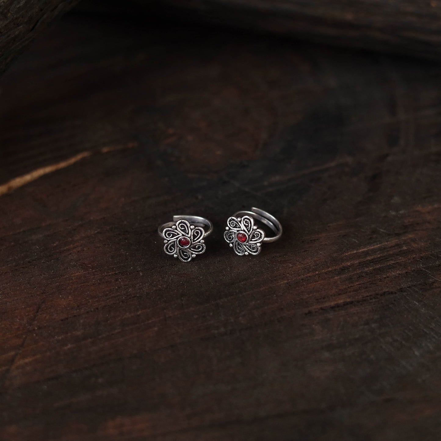 White - antique silver finish oxidised toe rings