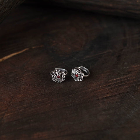 White - antique silver finish oxidised toe rings