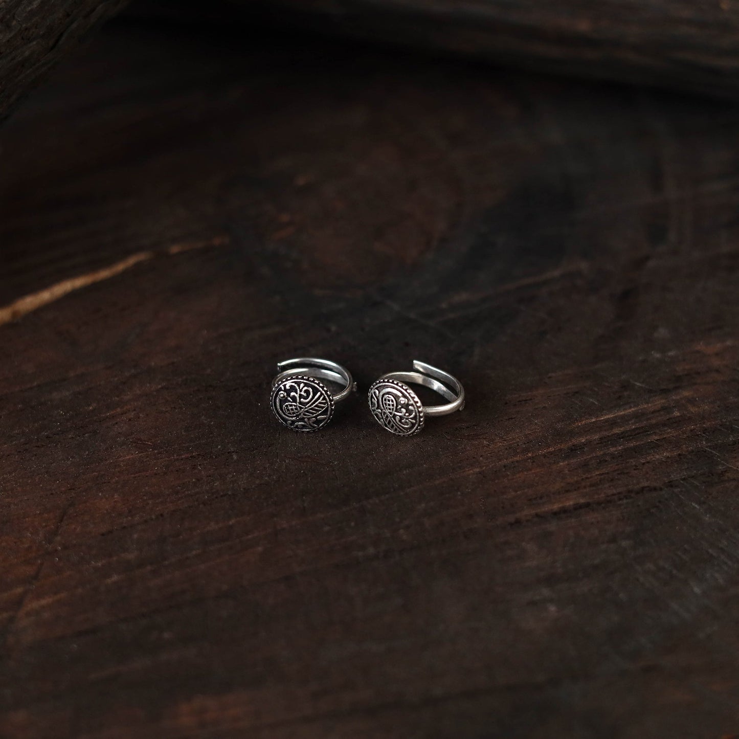 White - antique silver finish oxidised toe rings