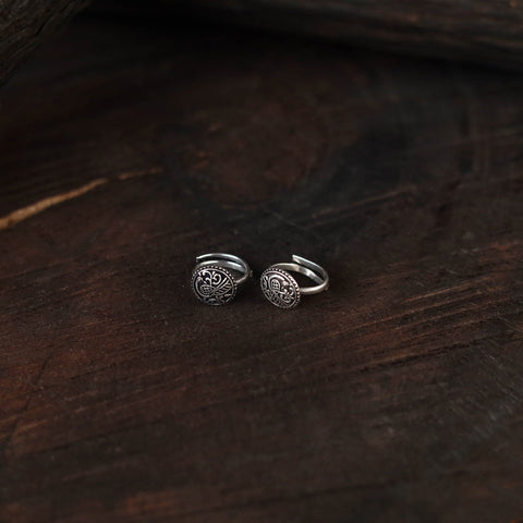 White - antique silver finish oxidised toe rings
