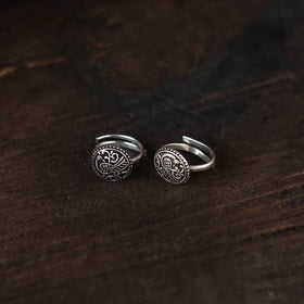 White - antique silver finish oxidised toe rings